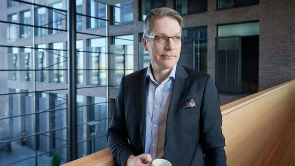 Varman toimitusjohtaja Risto Murto puku päällä kahvikupin kanssa, katse kamerasta hieman ohi.