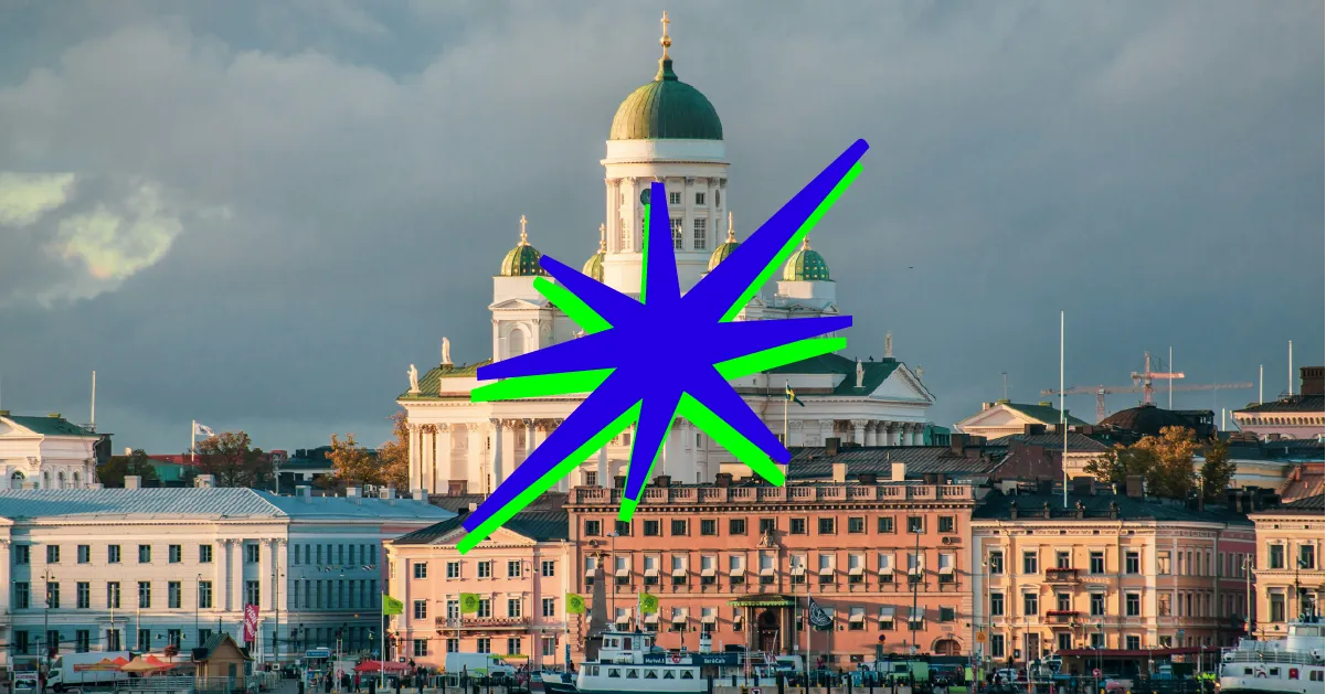 Helsingin tuomiokirkko taustalla, etualalla satamarakennuksia. Sinivihreä räjähdyseffektigrafiikka kuvan päällä. Pilvinen ilta.
